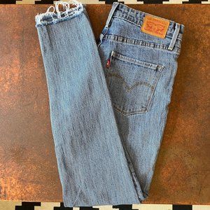 (NWOT) LEVI 721 High Wasted Raw Hem 99% Cotton